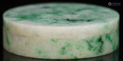 A JADEITE BOX WITH COVER AND FLOWER PATTERNS