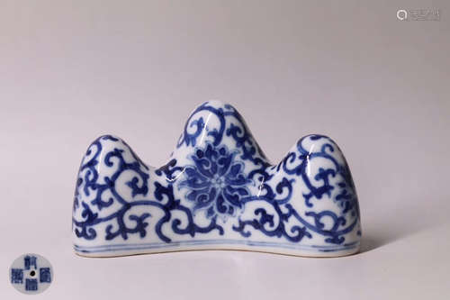 A BLUE AND WHITE PORCELAIN PEN HOLDER WITH MARKING