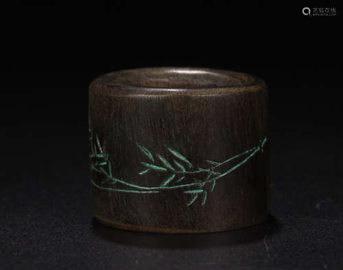 A CHENXIANG WOOD THUMB RING WITH COLORFUL BAMBOO PATTERNS