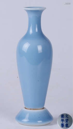 A GARLIC HEAD SHAPE PORCELAIN VASE WITH QIANLONG MARKING