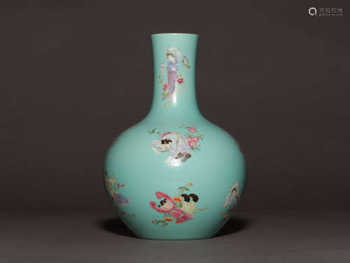 A FAMILLE ROSE LONG NECK VASE