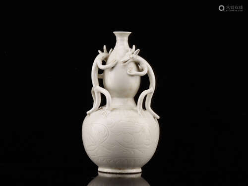 A PORCELAIN GOURD VASE WITH DRAGON SHAPE HANDLES