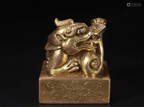 A GILT BRONZE SEAL OF TWIN BEASTS