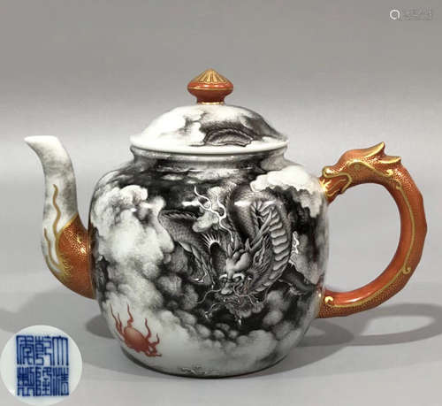 A INK GLAZE DRAGON PATTERN TEAPOT