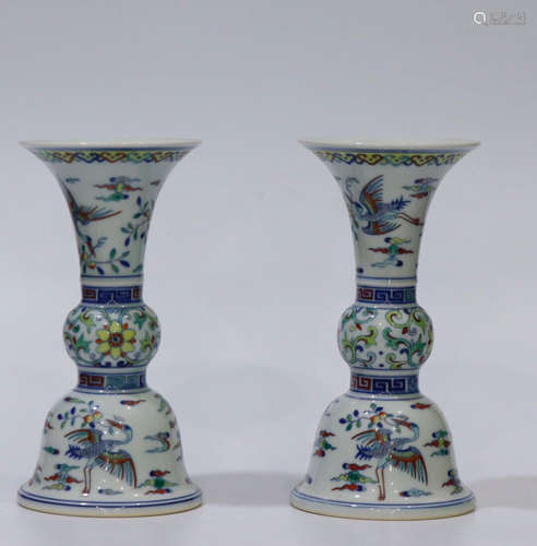 A BLUE AND WHITE GLAZE FLORAL PATTERN VASE