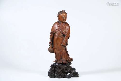 A WOODEN FIGURE OF A LADY