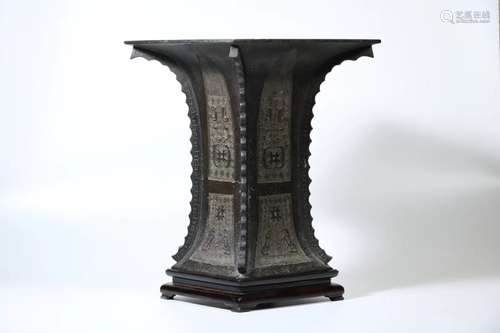 A BRONZE ARCHAISTIC GU VASE