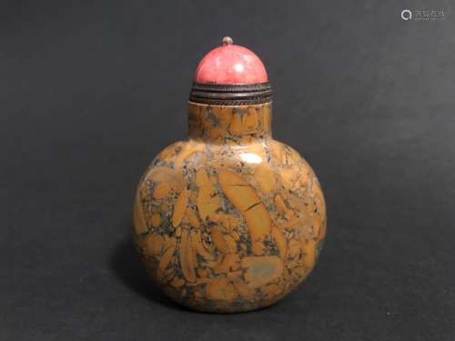 A SNUFF BOTTLE WITH STOPPER