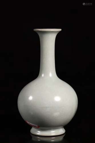 A RU YAO BOTTLE VASE