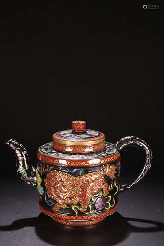 17-19TH CENTURY, A BEAST DESIGN ENAMEL PURPLE CLAY TEAPOT, QING DYNASTY