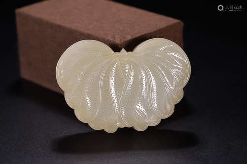 A HETIAN JADE BOX OF BUTTERFLY SHAPED