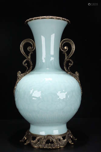 17-19TH CENTURY, A FORAL DESIGN CELESTE BLUE GALZE DOUBLE EAR VASE, QING DYNASTY