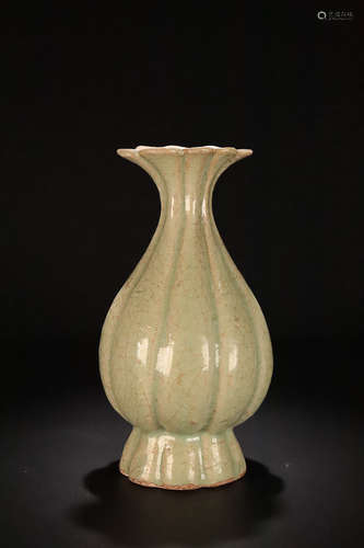 15-17TH CENTURY, A FLORAL MOUTH DESIGN LONGQUAN KILN CELADON GLAZE MELON VASE, MING DYNASTY