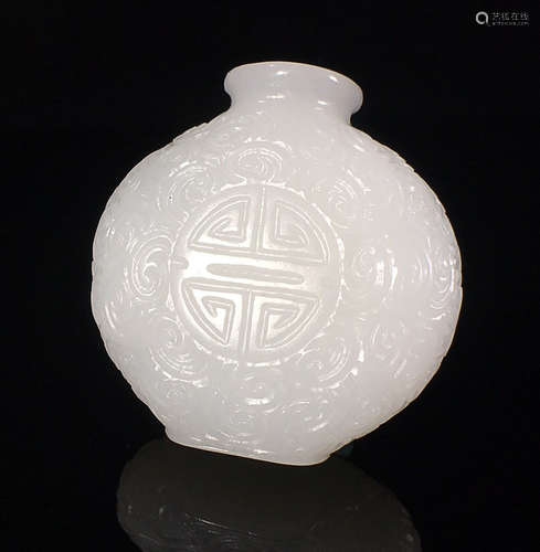 A HETIAN JADE SNUFF BOTTLE