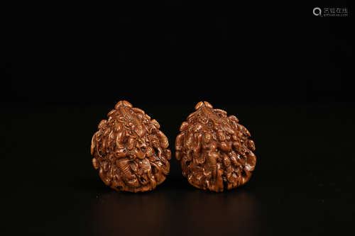 A PAIR OF WALNUT ORNAMENTS  OF LUOHAN SHAPED