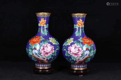 A PAIR OF CLOISONNE VASES WITH FLOWERS PATTERN
