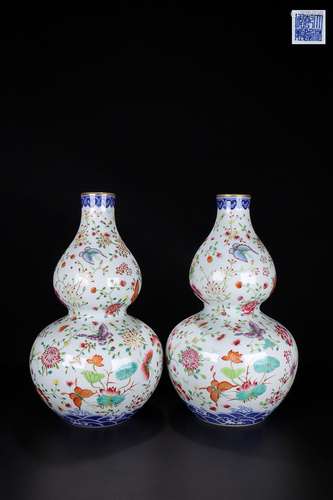 A PAIR OF BLUE WHITE FAMILLE ROSE VASE OF STORY SHAPED