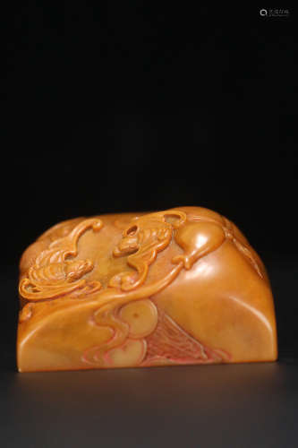 17-19TH CENTURY, A STORY DESIGN FIELD YELLOW STONE SEAL, QING DYNASTY