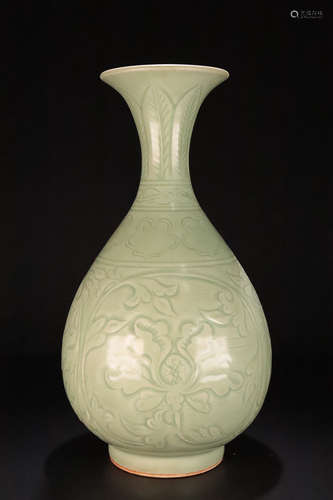 13-14TH CENTURY, A FLORAL DESIGN LONGQUAN CELADON GLAZE OKHO SPRING BOTTLE, YUAN DYNASTY