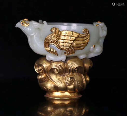 A HETIAN JADE EMBEDED GOLD BASE CUP OF PHOENIX SHAPED