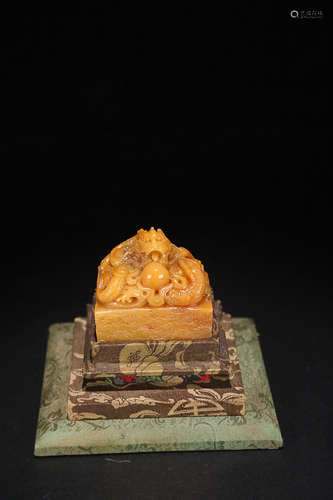 17-19TH CENTURY,A DRAGON DESIGN SHOUSHAN FILED YELLOW STONE SEAL, QING DYNASTY