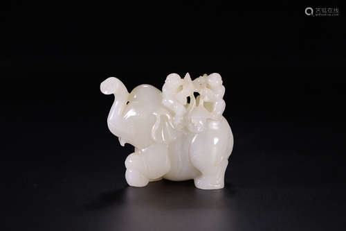 A HETIAN JADE ORNAMENT OF ELEPHANT SHAPED