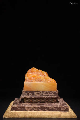 17-19TH CENTURY, A DRAGON DESIGN SHOUSHAN FIELD YELLOW STONE SEAL, QING DYNASTY