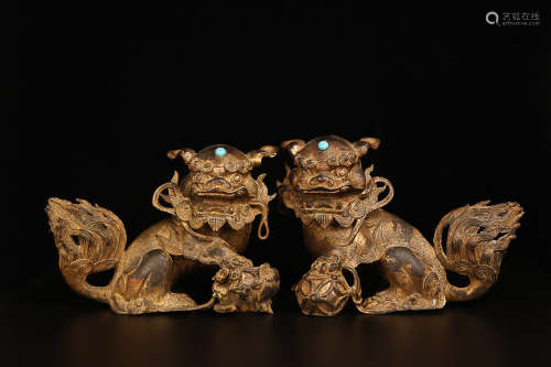 A PAIR OF GILT BRONZE ORNAMENT OF LION SHAPED