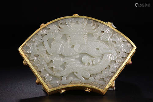 A HETIAN JADE BOX WITH GOLD