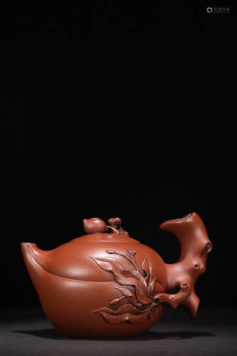 17-19TH CENTURY, A PEACH DESIGN YIXING PURPLE CLAY TEAPOT