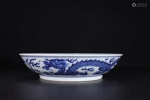 A BLUE WHITE PLATE WITH DRAGON PATTERN