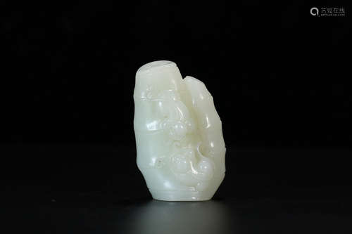 A HETIAN JADE ORNAMENT OF BAMBOO SHOOTS SHAPED