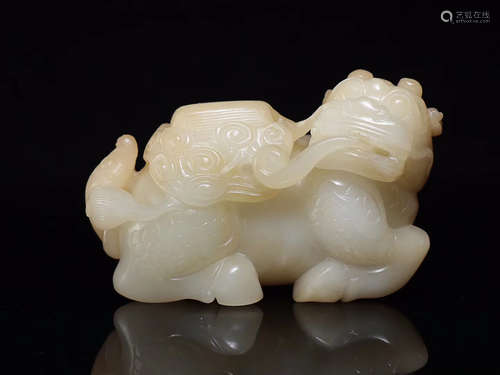 A HETIAN JADE ORNAMENT OF BEAST SHAPED