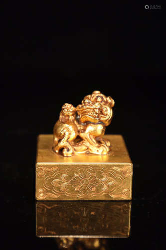 17-18TH CENTURY, A BEAST DESIGN GILT BRONZE SEAL, EARLY QING DYNASTY