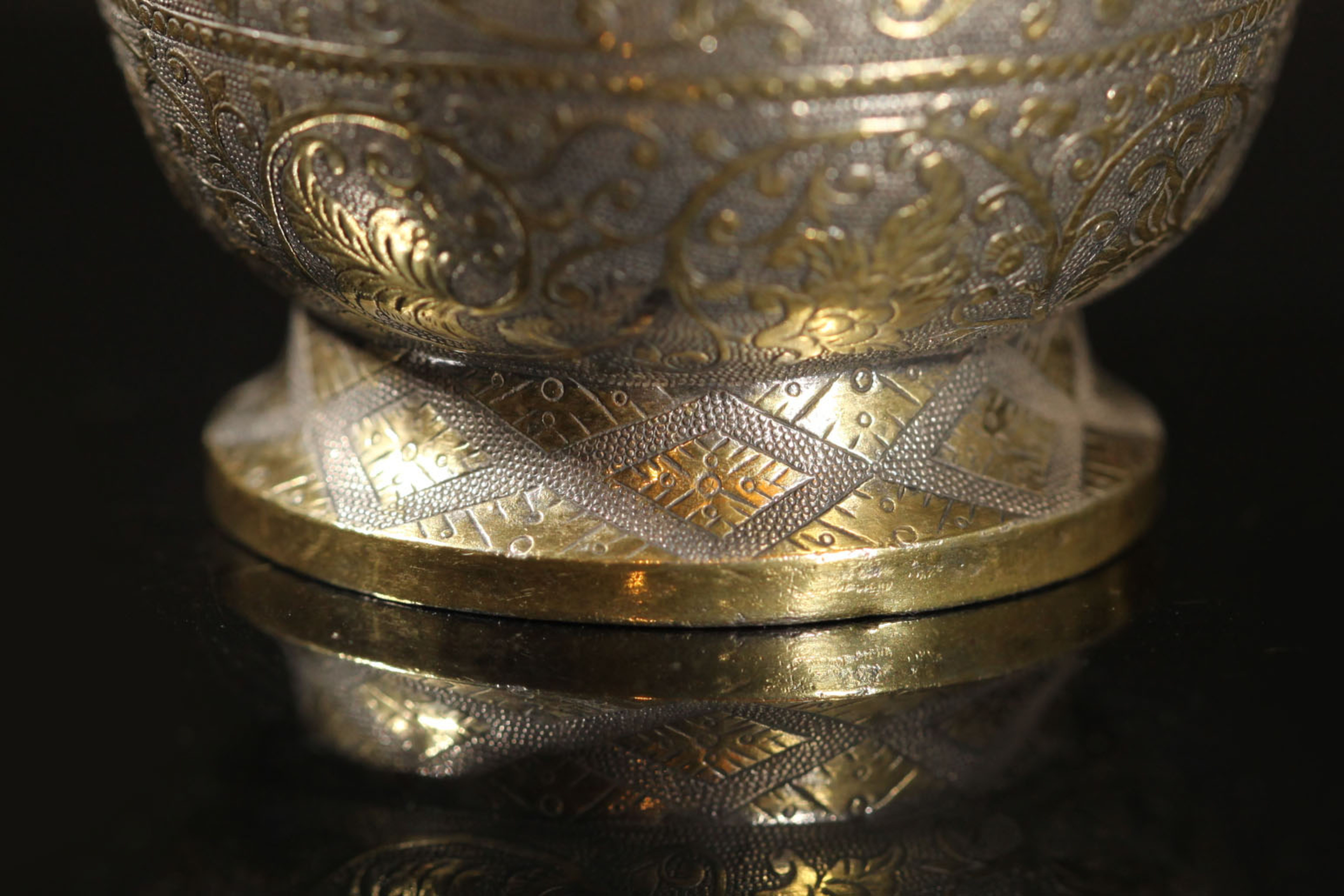 唐代银鎏金鸳鸯缠枝纹罐