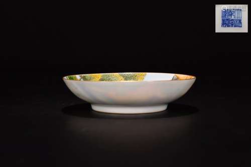 A QIANLONG MARK ENAMELED PLATE WITH GOLD