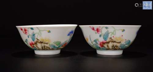 A PAIR OF QIANLONG MARK FAMILLE ROSE BOWLS WITH STORY PATTERN