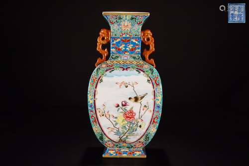 A QIANLONG MARK FAMILLE ROSE VASE WITH GOLD