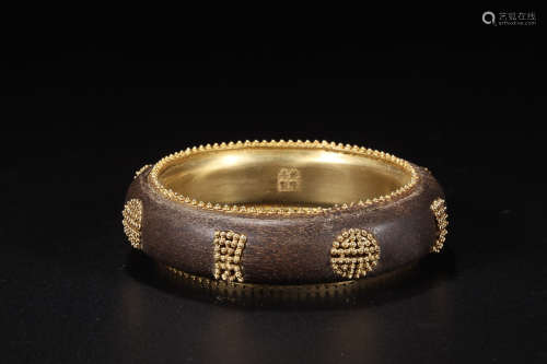 A CHENXIANG WOOD BRACELET EMBEDDED WITH GOLD