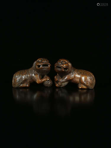 17-19TH CENTURY, A PAIR OF LION DESIGN BAMBOO CARVING ORNAMENTS, QING DYNASTY.