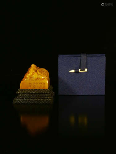17-19TH CENTURY, A DOUBLE DRAGON DESING FIELD YELLOW STONE SEAL, QING DYNASTY.