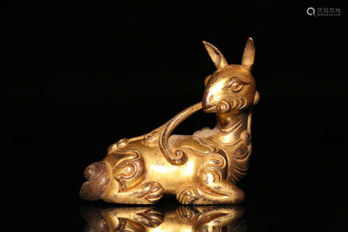 17-19TH CENTURY, AN AUSPICIOUS ANIMAL DESIGN GILT BRONZE ORNAMENT, QING DYNASTY