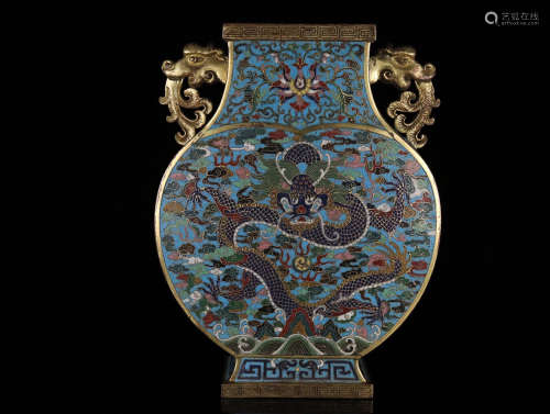 A CLOISONNE VASE WITH DRAGON PATTERN