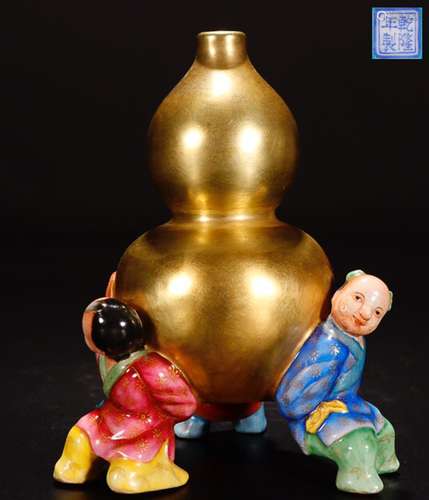 A QIANLONG MARK FAMILLE ROSE STORY SHAPED VASE WITH GOLD