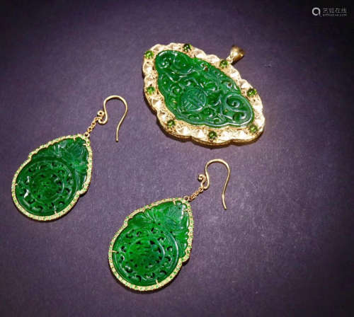 A SET OF 18K GOLD&JADEITE EARRINGS AND PENDANT