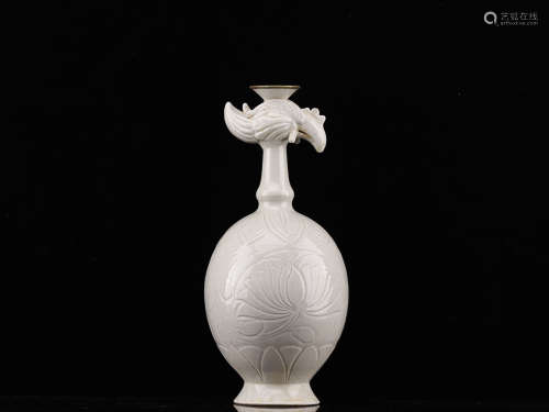 A GOLDEN EDGE CHICKEN VASE