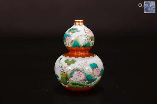 A QIANLONG MARK FAMILLE ROSE VASE WITH GOLD