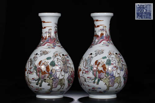 A PAIR OF QIANLONG MARK FAMILLE ROSE VASES