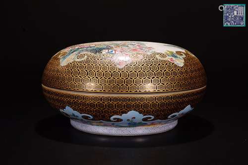 A QIANLONG MARK FAMILLE ROSE BOX WITH GOLD