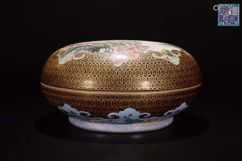 A QIANLONG MARK FAMILLE ROSE BOX WITH GOLD